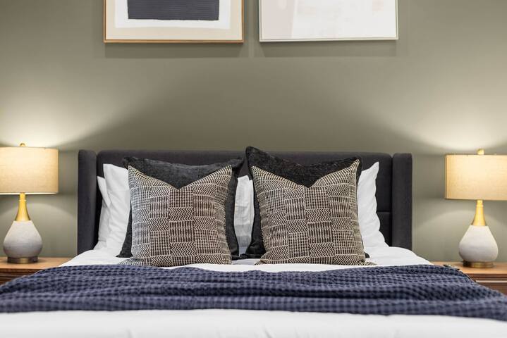 Stylish 3BR Designer Home in Harlem! gallery image 2