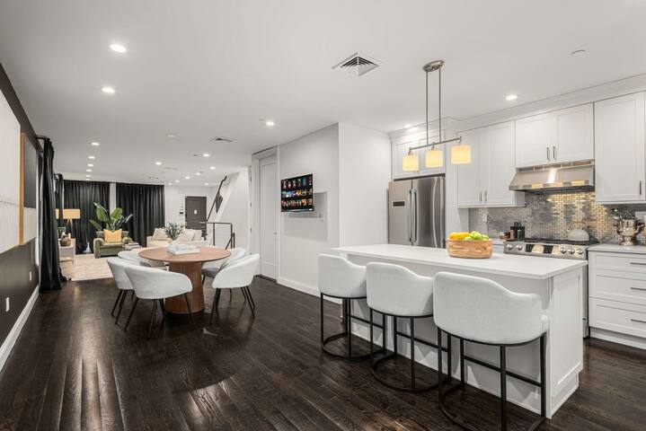 Stylish 3BR Designer Home in Harlem! gallery image 5