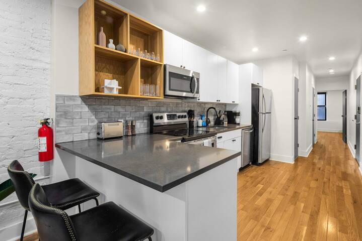 Prime NYC Location 4BR Spacious Haven gallery image 3