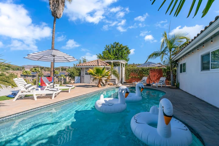 Pool|Fire Pit|King Bed| Sunroom & Mountain Views!