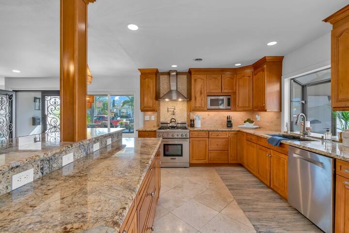 Pool|Fire Pit|King Bed| Sunroom & Mountain Views! gallery image 4