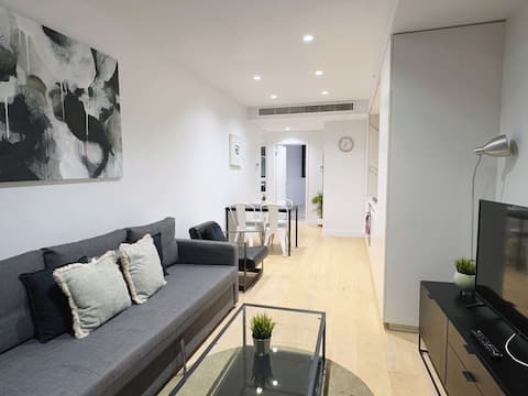 Bright & Modern 2BR Apt on Iconic Chapel Street