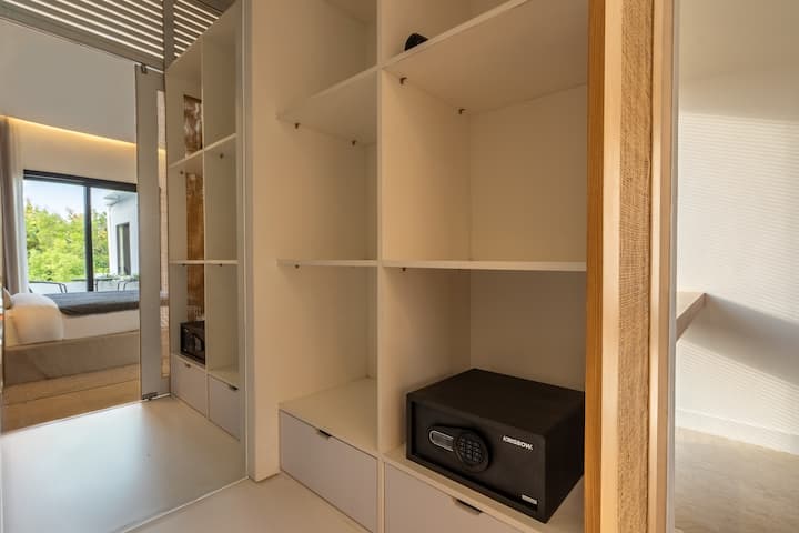 Вградени полици и безбедносен сеф за погодно складирање за подолг престој.