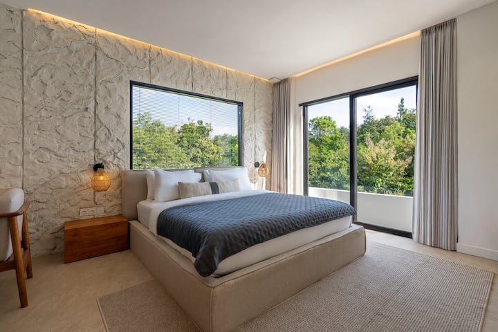 Минималистички простор врамен со детали од природно дрво.