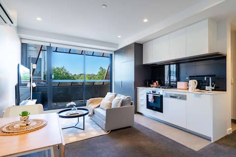 Modern 1BR Apartment with Smart TV and Views