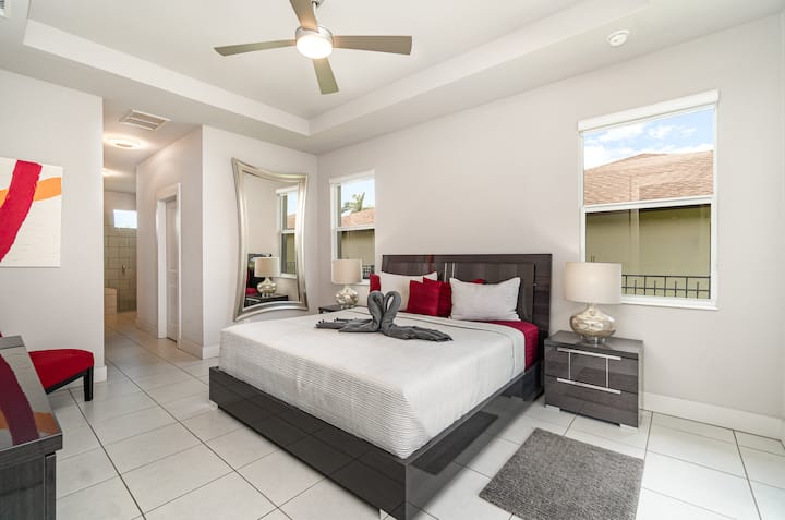 Dormitorio principal con cama tamaño king y baño privado 