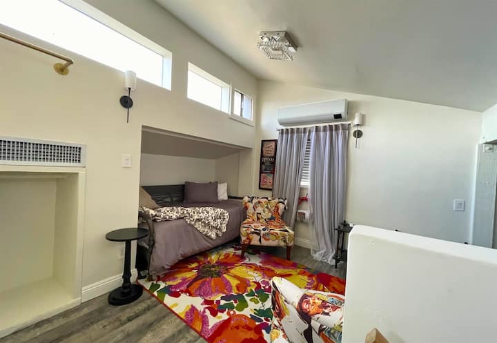 שתי מיטות יחיד ועיצוב מלא חיים – אידיאלי לילדים, חברים או שותפים לנסיעה. *שימו לב שיש מדרגות תלולות עם מעקה כדי להגיע ללופט העליון.