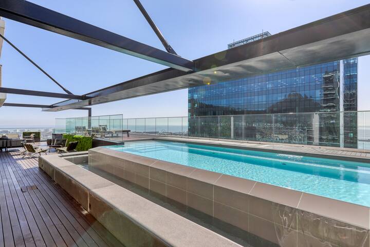 Sophisticated Stay: Pool, Gym & Terrace gallery image 3
