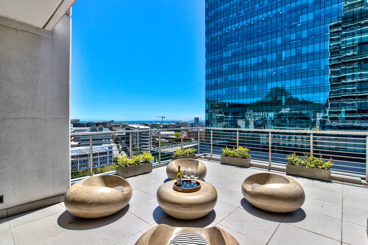 Sophisticated Stay: Pool, Gym & Terrace gallery image 2