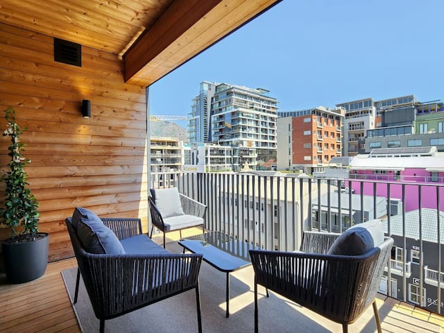 Zesty Modern 2 Bed In Vibrant De Waterkant