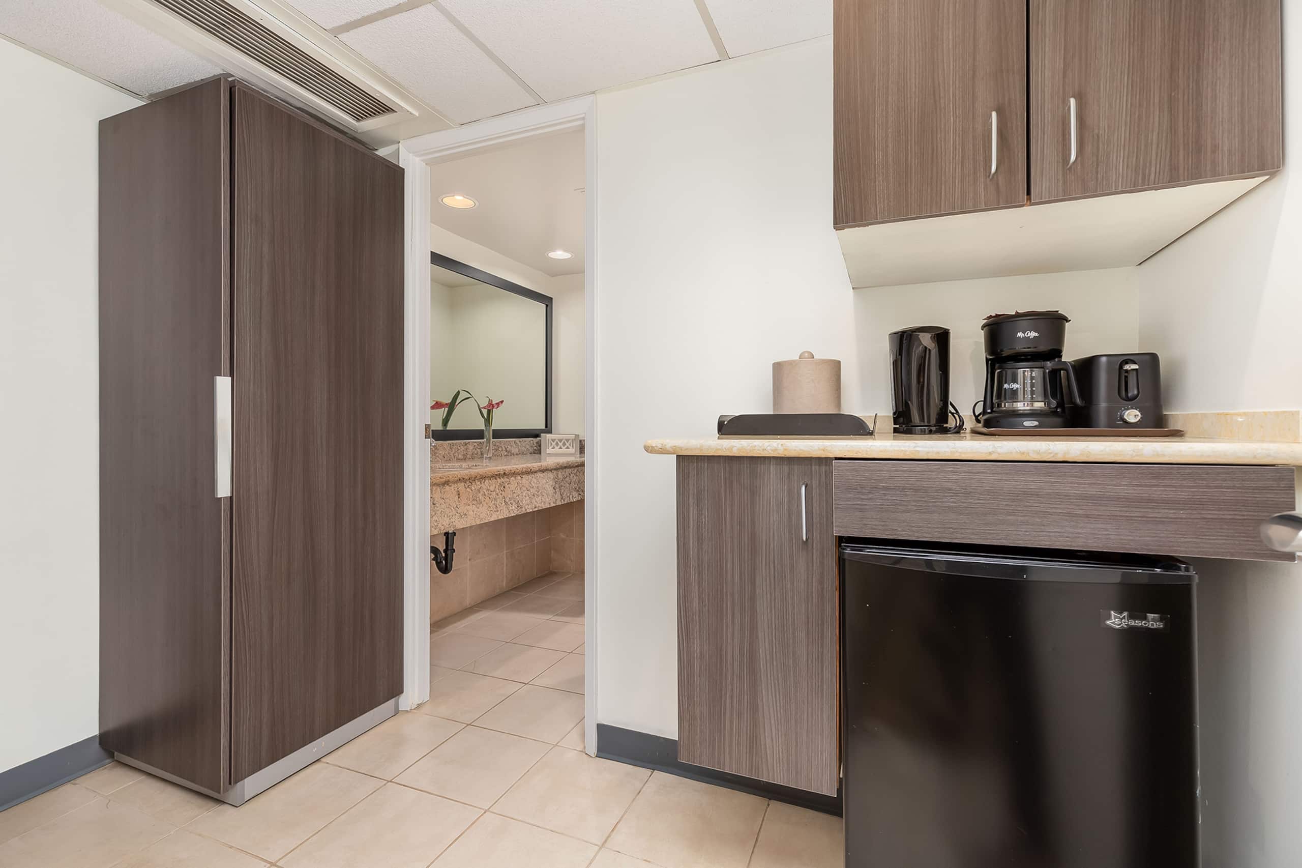 Condo in Honolulu · ★4.5 · Studio · 2 beds · 1 private bath - Image 9