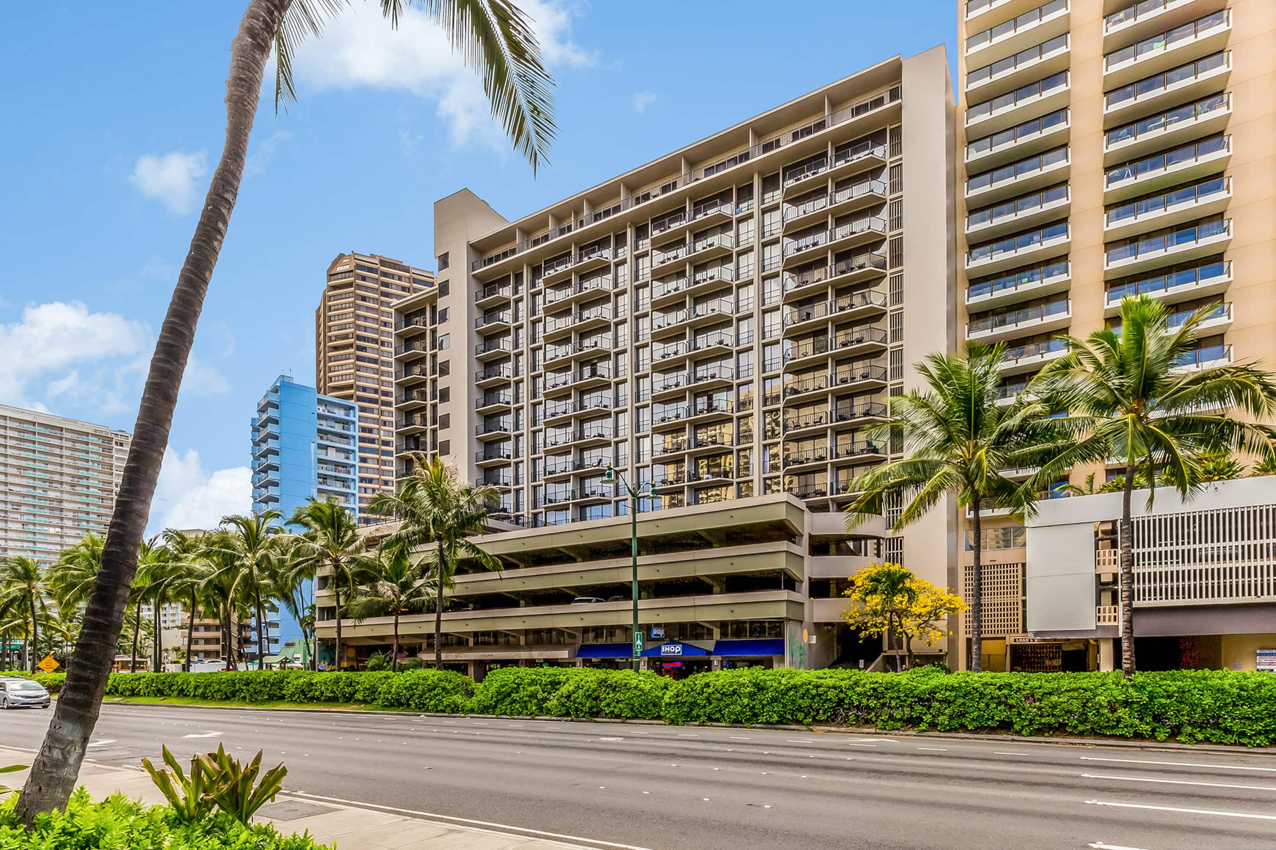 Condo in Honolulu · ★4.5 · Studio · 2 beds · 1 private bath - Image 15
