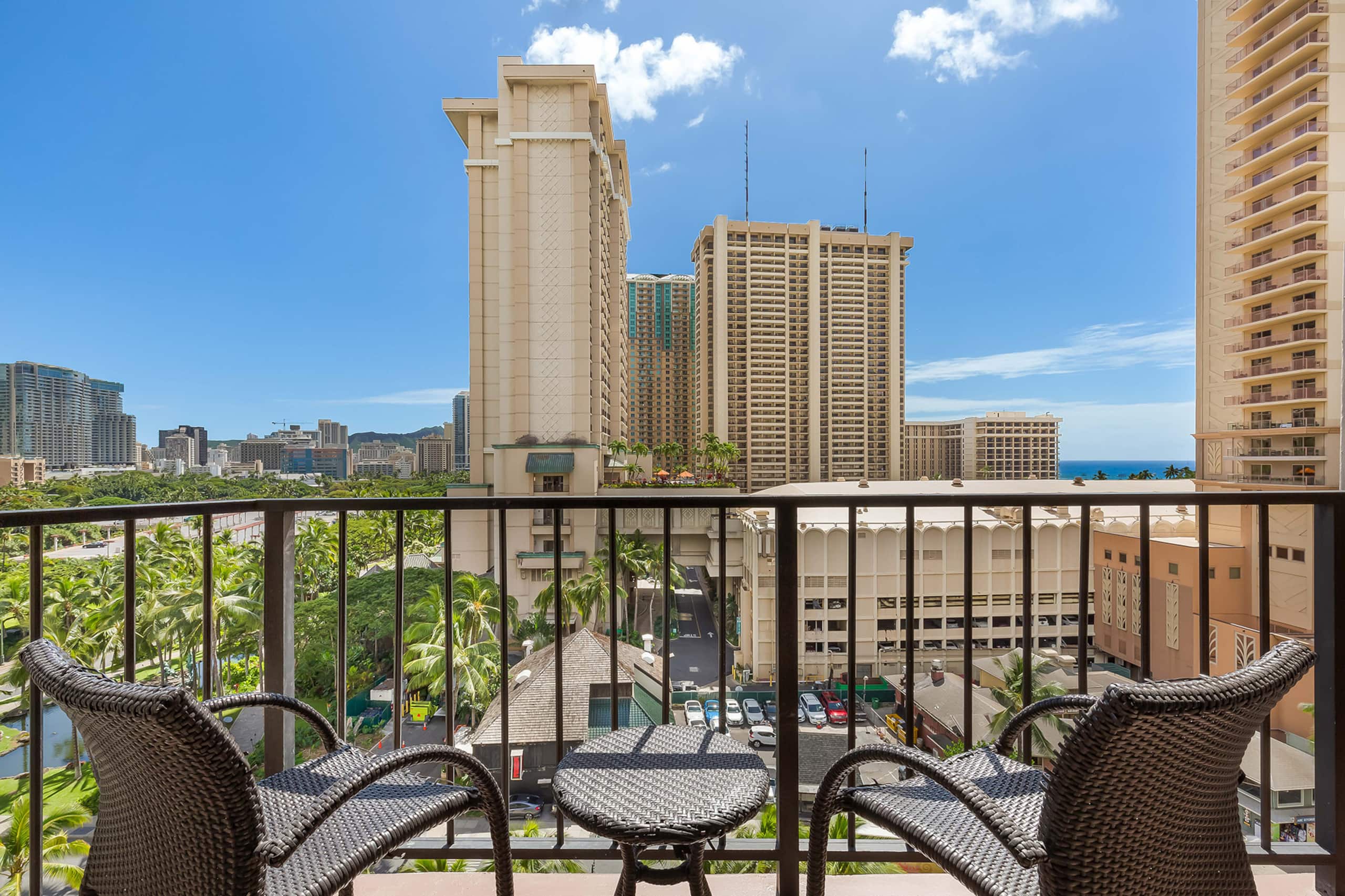 Condo in Honolulu · ★4.5 · Studio · 2 beds · 1 private bath - Image 3