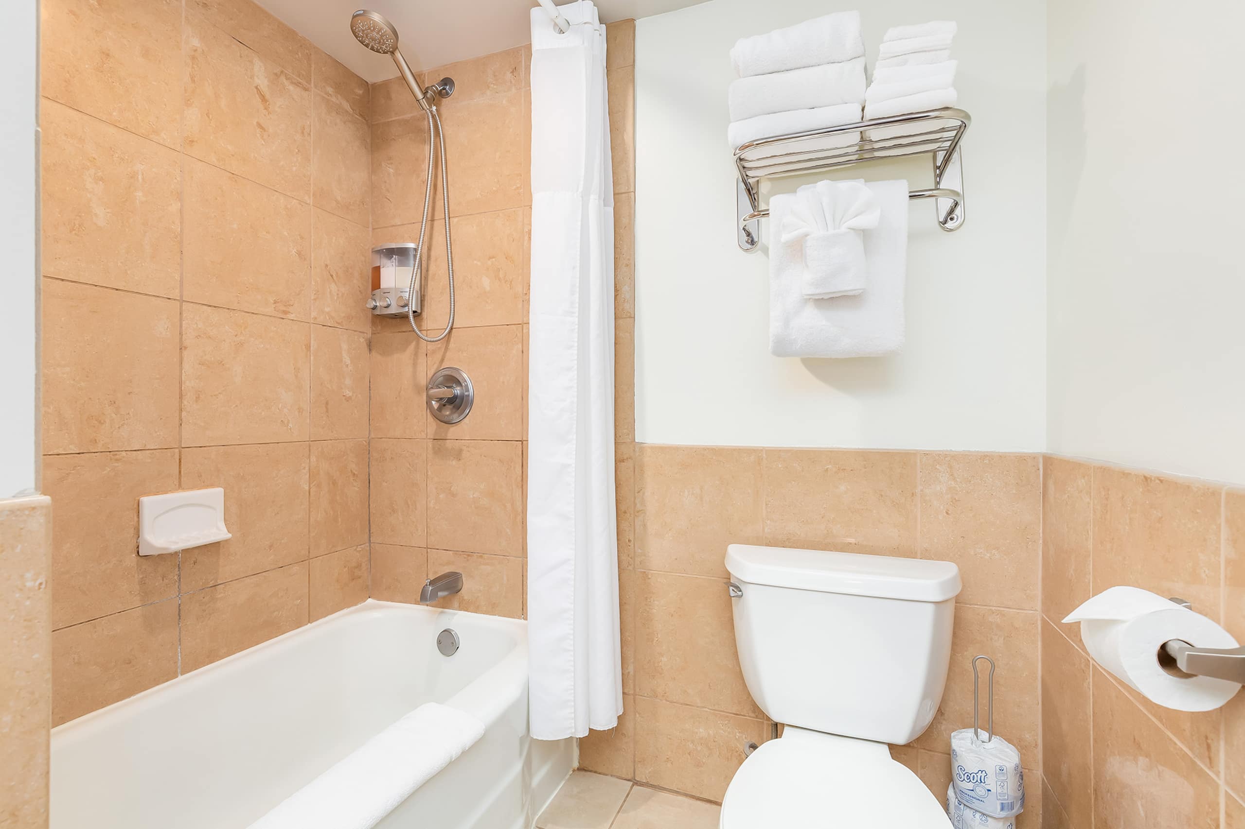 Condo in Honolulu · ★4.5 · Studio · 2 beds · 1 private bath - Image 11