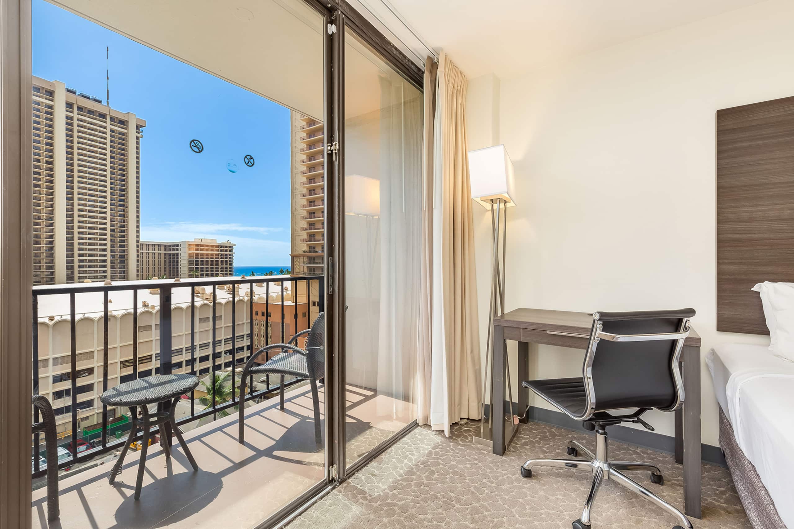 Condo in Honolulu · ★4.5 · Studio · 2 beds · 1 private bath - Image 8