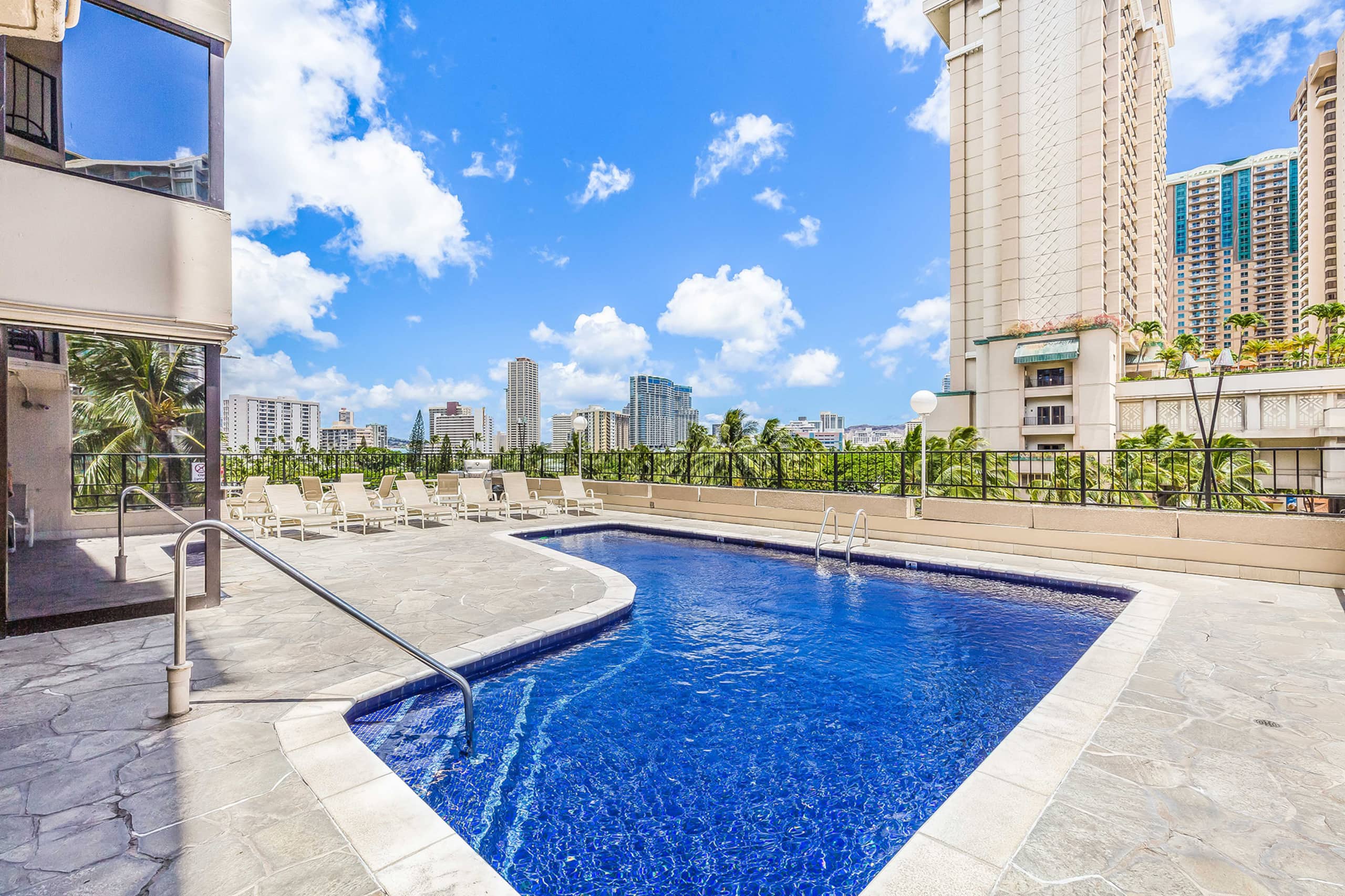 Condo in Honolulu · ★4.5 · Studio · 2 beds · 1 private bath - Image 13