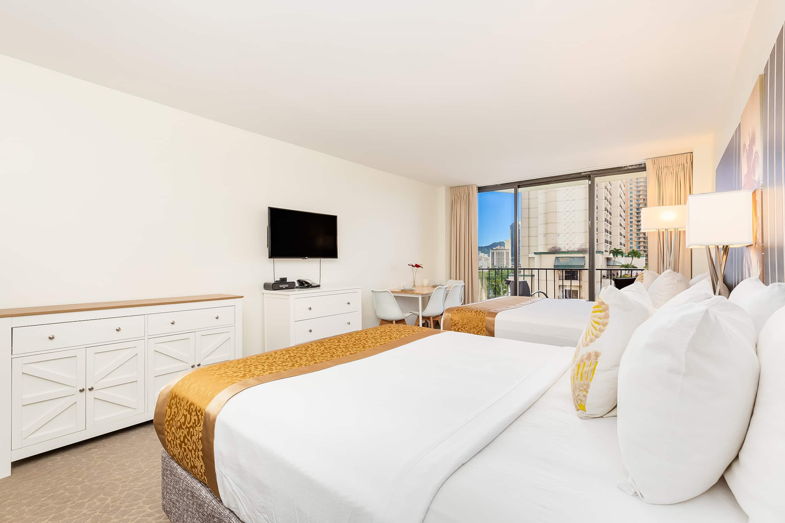 Condo in Honolulu · ★4.5 · Studio · 2 beds · 1 private bath - Image 4