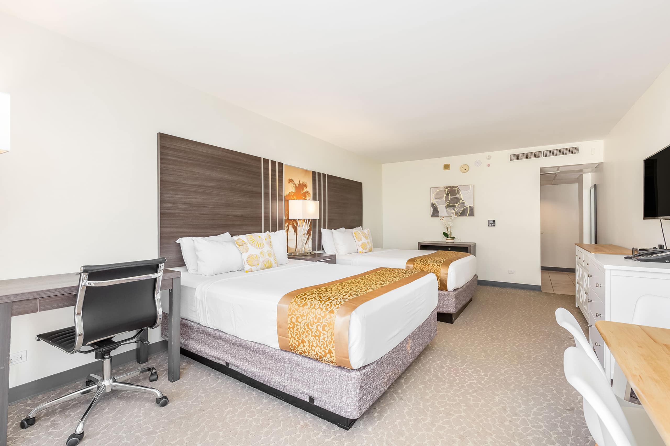 Condo in Honolulu · ★4.5 · Studio · 2 beds · 1 private bath - Image 5