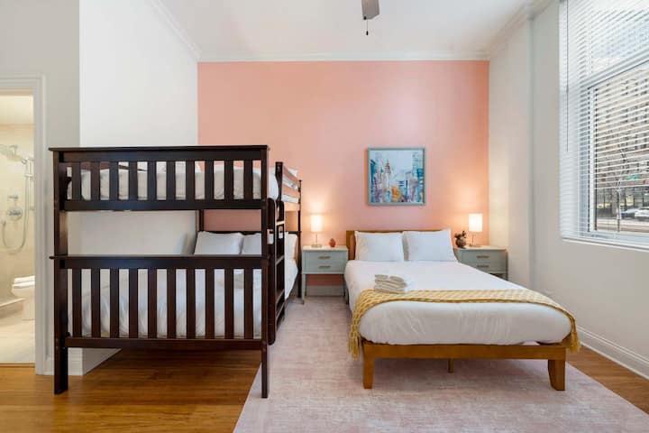 Тази универсална спалня удобно настанява група с двуетажно легло в пълен размер и отделно двойно легло, идеално за семейства или приятели