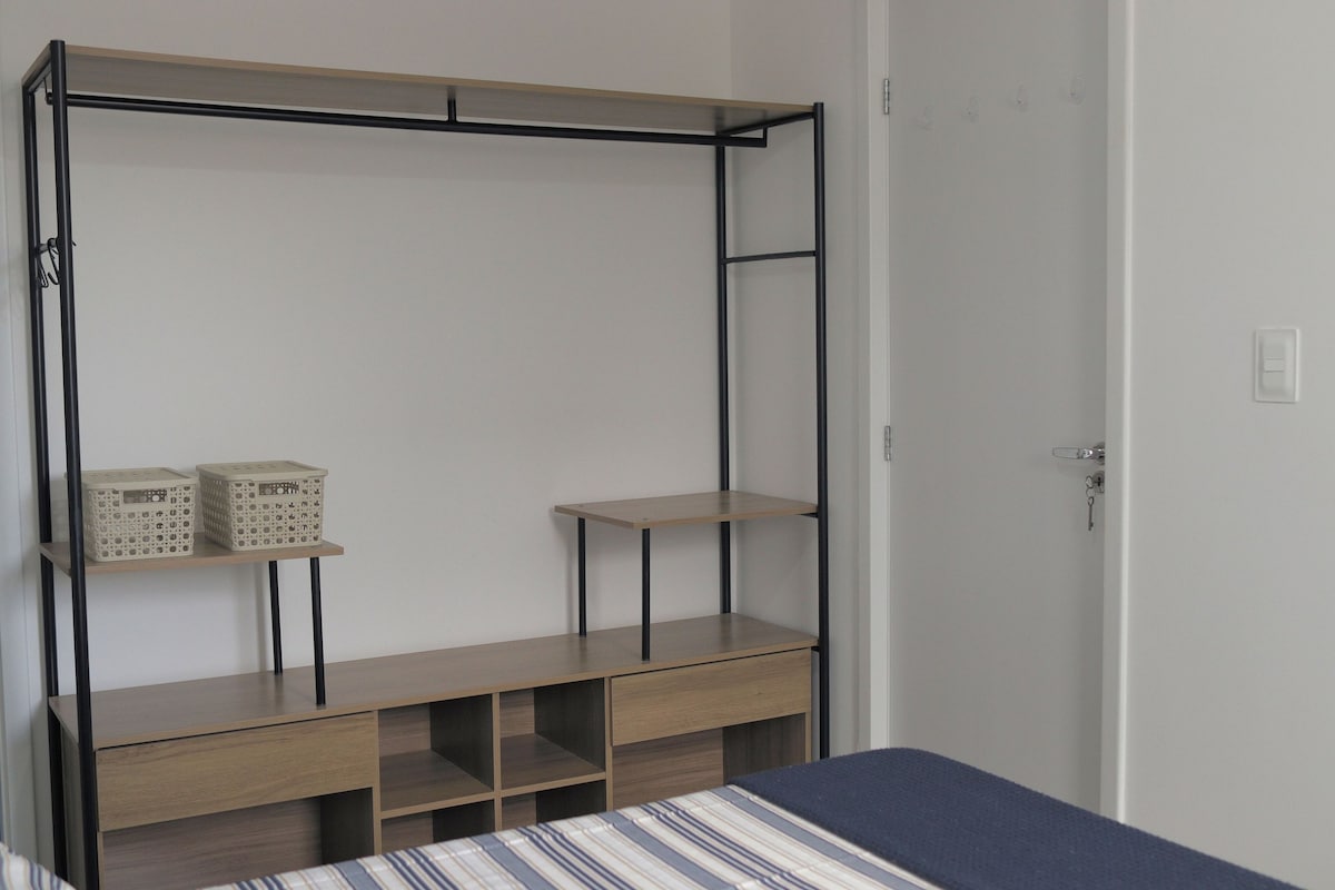 Prostor za vješanje i slaganje odjeće, s nekoliko dostupnih vješalica