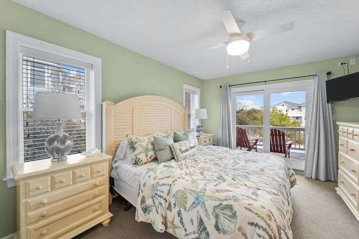 Srednji kat: 1 spavaća soba s bračnim krevetom i privatnom kupaonicom