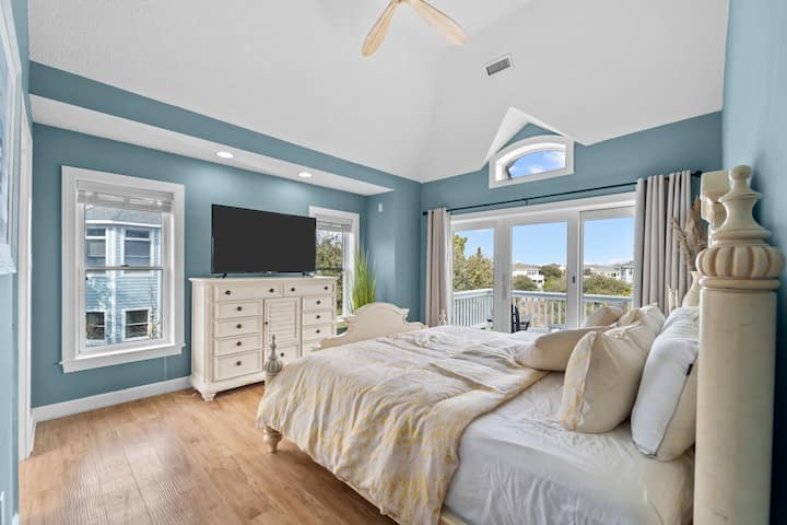 Gornja razina: 1 spavaća soba s bračnim krevetom (širine 180 – 200 cm) i privatnom kupaonicom