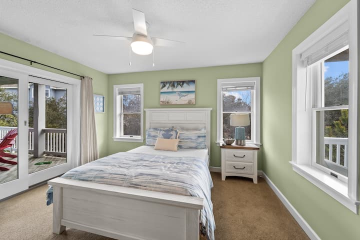 Srednja razina: spavaća soba s bračnim krevetom i kupaonica u hodniku