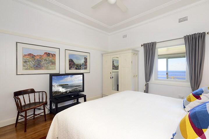 Spavaća soba s velikim bračnim krevetom (može se podijeliti na 2 dugačka jednostruka kreveta)