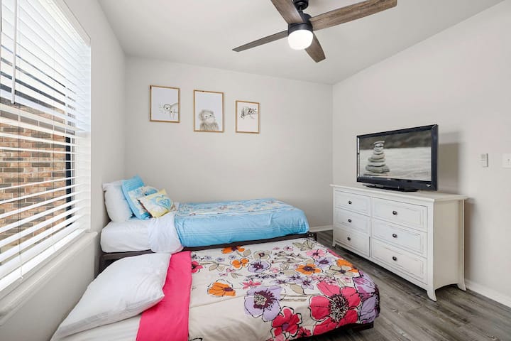 我们的第三间卧室有一张双人床，配有双人脚轮、衣柜和附近的浴室。