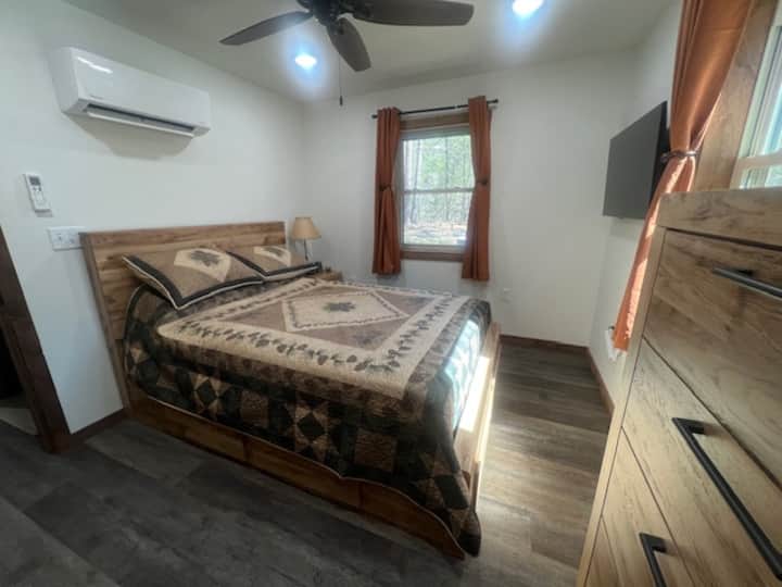 Სასტუმრო ხის სახლის საძინებელი