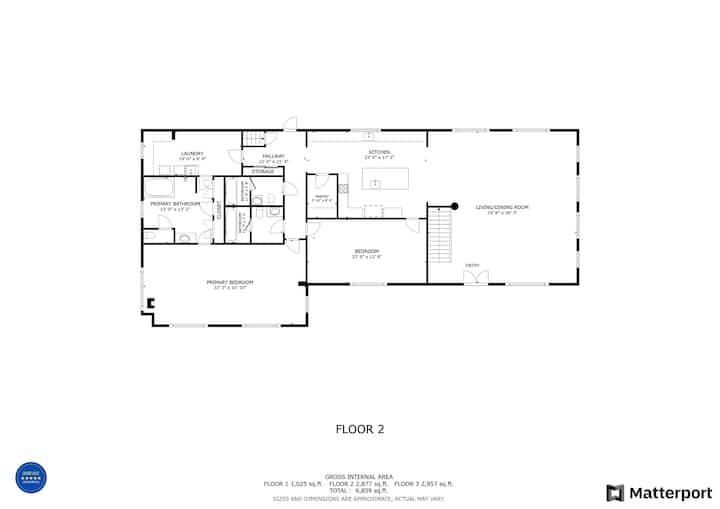 Цврст кревет на спрат кој заштедува простор со два душека со големина на брачен кревет (широк 150-179 см) - еден одозгора и еден на долниот дел - удобно спие до четири гости.