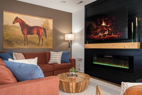 Bourbon Retreat • Hot Tub + Game