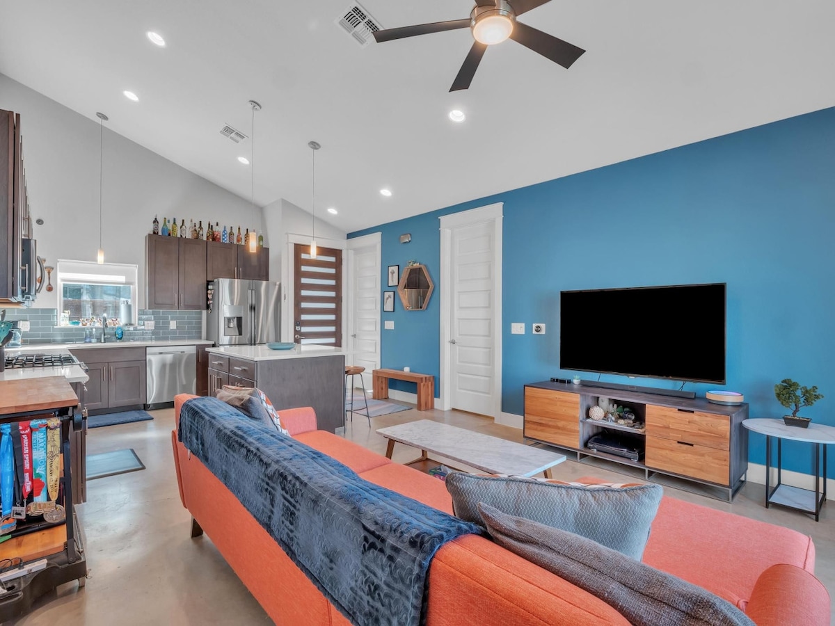 Popular Airbnb listing: 15 Min to Downtown | Backyard Vibes | Parking in Govalle