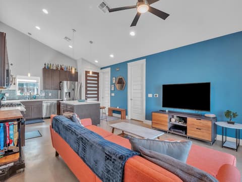 Popular Airbnb listing: 15 Min to Downtown | Backyard Vibes | Parking in Govalle
