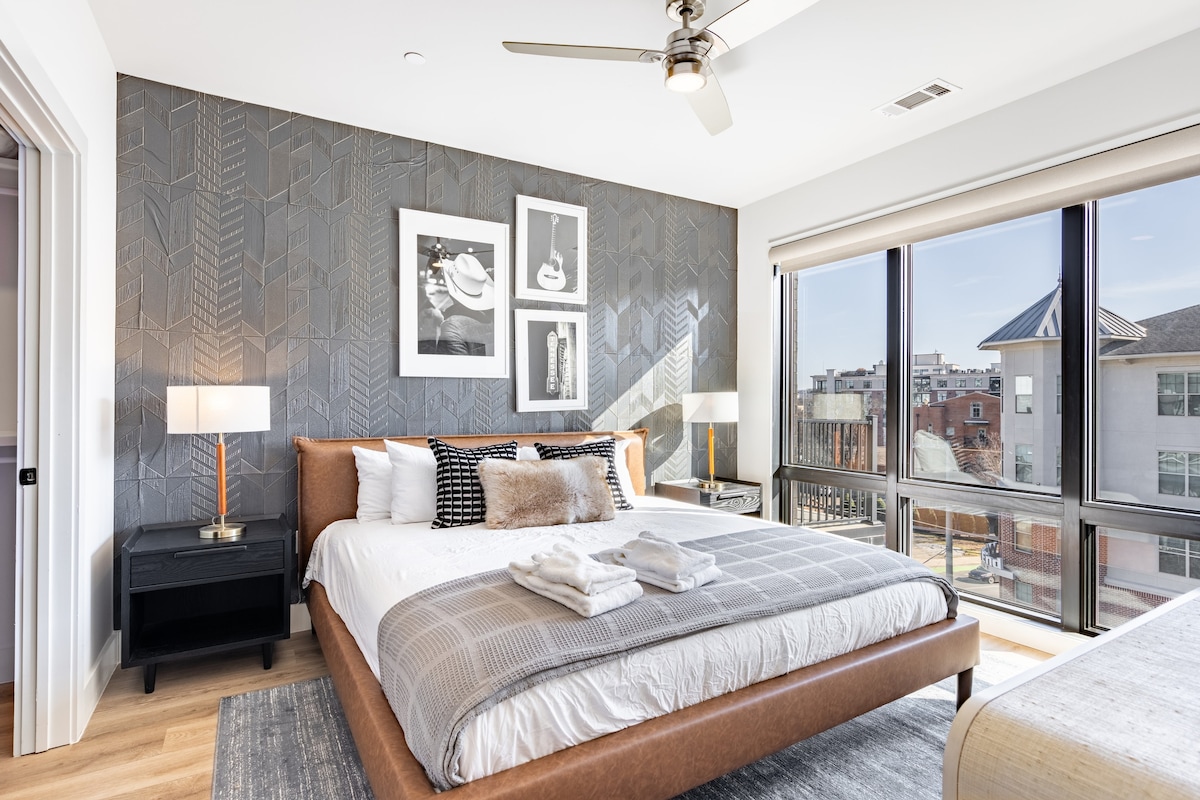 ห้องนอนหลักมีเตียงคิงไซส์ตู้เสื้อผ้าแบบวอล์คอินและห้องน้ำในตัว