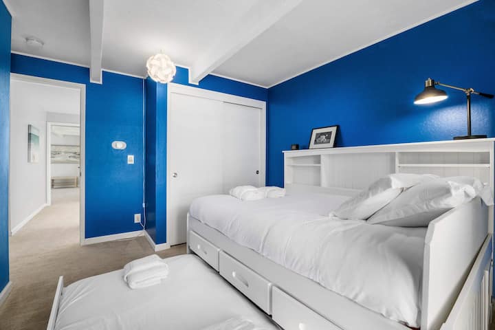 Სტუმრების საძინებელი - ზემოთ - საწოლი Queen & Twin Trundle