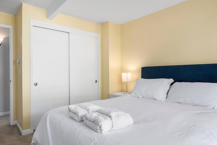 Სტუმრების საძინებელი - ზემოთ - საწოლი 152 × 203 სმ