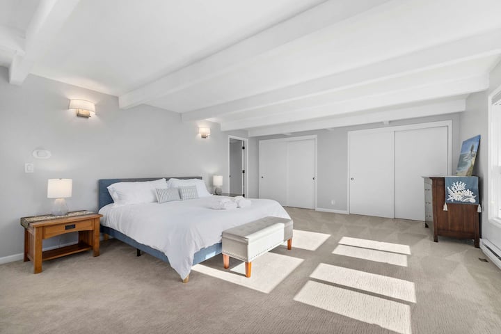 Ძირითადი საძინებელი - ზემოთ - საწოლი დიდი ხნით ადრე