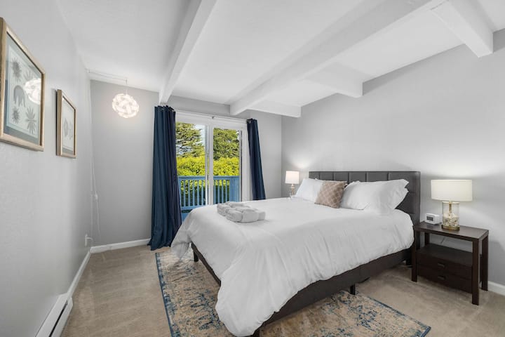 Სტუმრების საძინებელი - ზემოთ - საწოლი 152 × 203 სმ