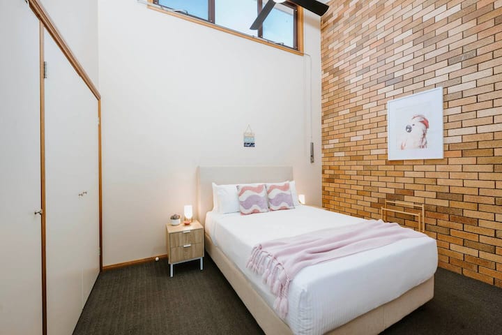 Napunite baterije u spavaćoj sobi s bračnim krevetom nakon cjelodnevne degustacije vina kako bi vas nježni stropni ventilator uspavao u miran san.