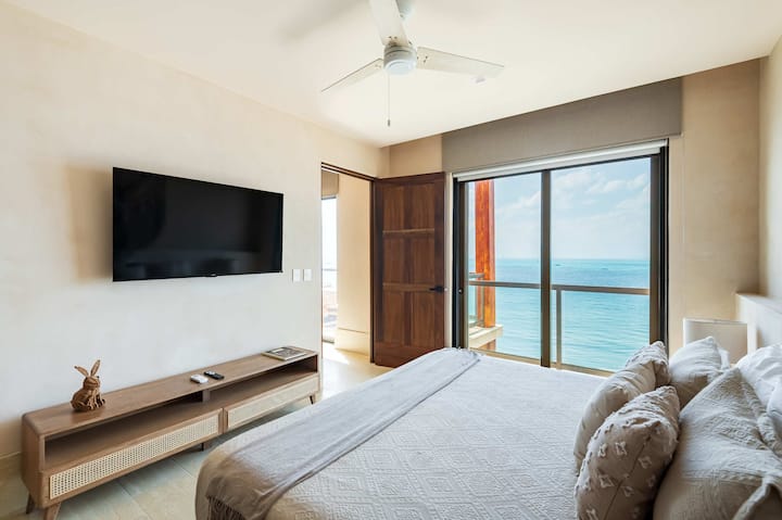 سرير بحجم كينج مع تلفزيون وشرفة خاصة 