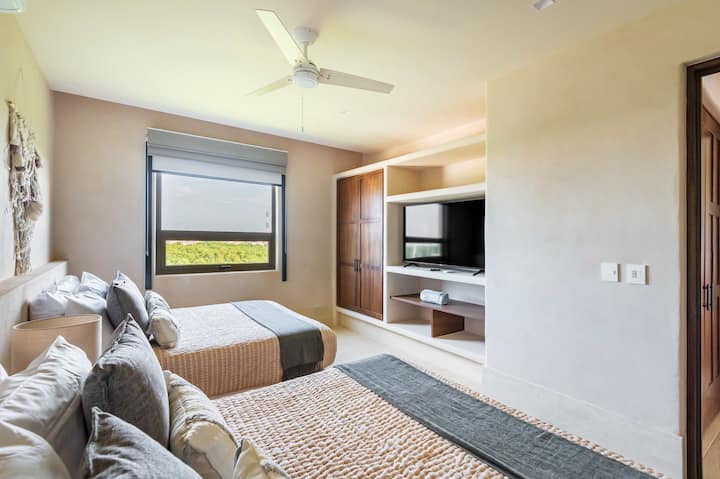 غرفة نوم بسريرين كبيرين 