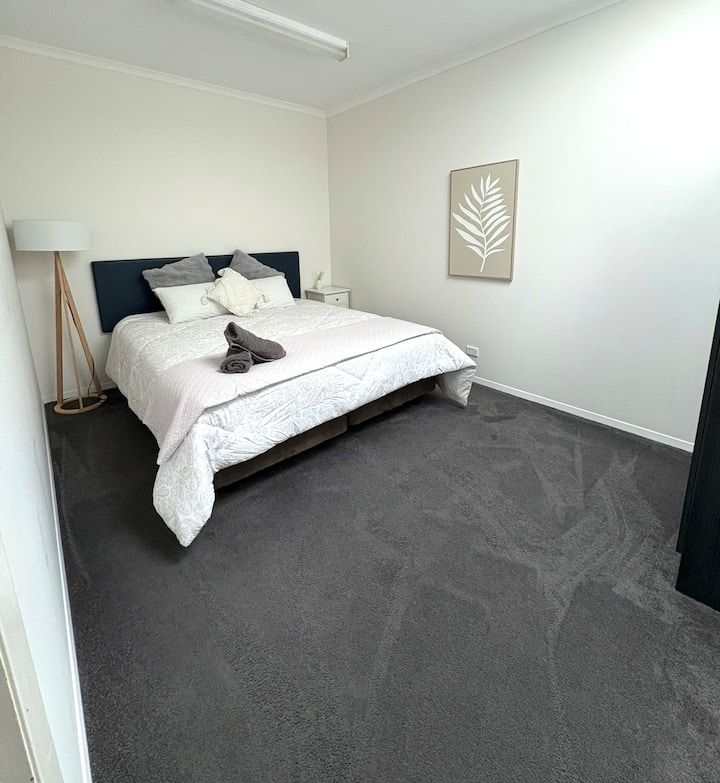 RoantreeHouse מיטת קינג סייז 1