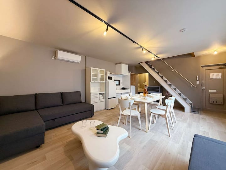 Modern 2-Story Apt Near Peace Park Sleeps 10