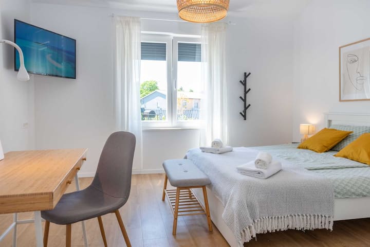 De grands lits confortables et beaucoup de lumière naturelle font du repos dans les chambres un régal