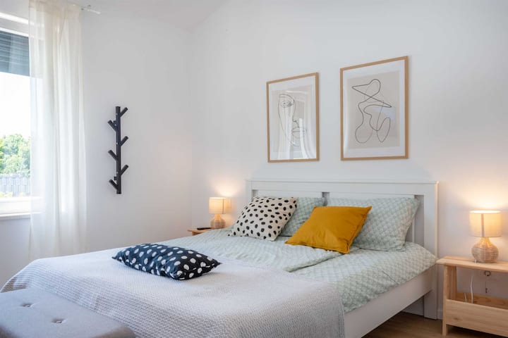 De grands lits confortables et beaucoup de lumière naturelle font du repos dans les chambres un régal