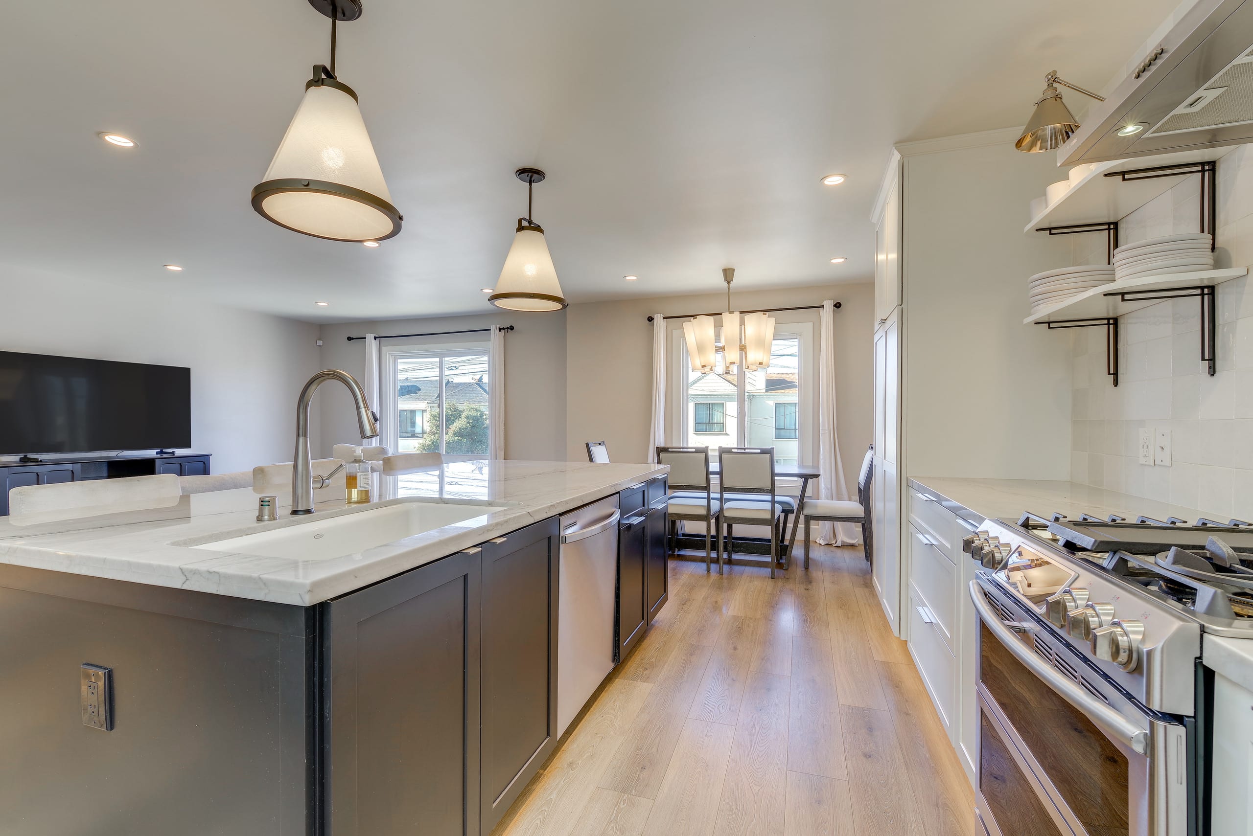 Home in San Francisco · ★4.8 · 4 bedrooms · 4 beds · 3 baths - Image 9