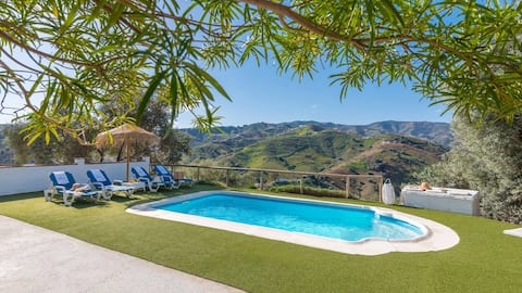 Los Olivos de Jaure El Borge by Ruralidays.