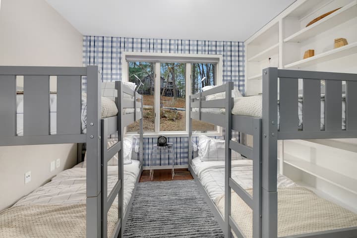 Naša druga spavaća soba nalazi se na glavnoj etaži i ima dva kreveta za jednu osobu ili dva kreveta na kat, ormar i WC s umivaonikom u blizini.