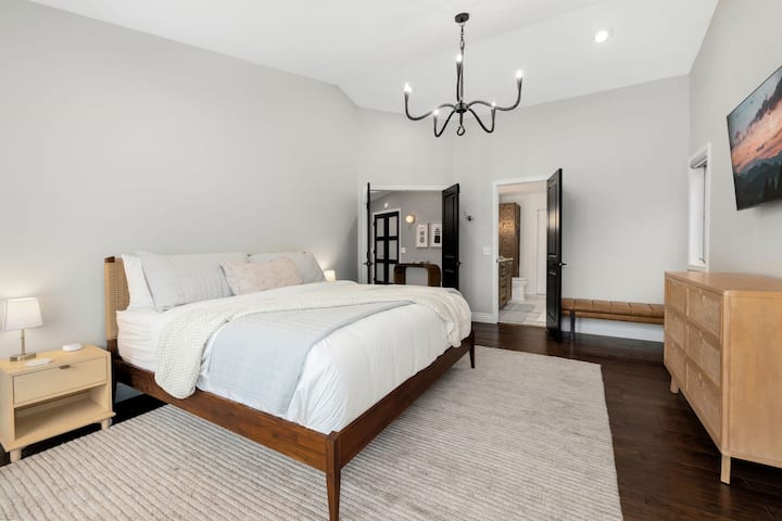 Naša glavna spavaća soba nalazi se na glavnoj etaži i sadrži bračni krevet, ormar, komodu, pametni televizor i veliku kupaonicu.